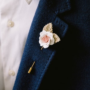 Flower Lapel Pin, White Minimalist Rose Boutonniere, Wedding Lapel Pin, Floral Suit Pin, Men Brooch Boutonniere, Blooming Stick Pin for Suit