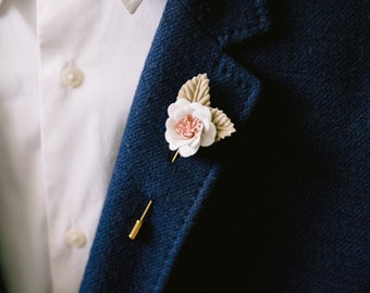 Blumen-Anstecknadel, weiße minimalistische Rosen-Boutonniere, Hochzeits-Anstecknadel, florale Anzug-Anstecknadel, Herren-Brosche Boutonniere, blühende Anstecknadel für Anzug