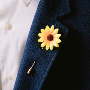 ひまわりのラペルピン - フラワーブートニア、イエローのラペルピン、ひまわりのボタンホール、スーツブローチピン、メンズジャケットピン、ウェディングラペルピン
