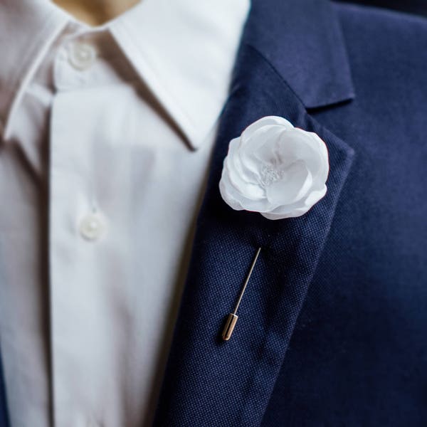 Wedding Lapel Pin, White Flower Lapel Pin for Men, Wedding Boutonniere, Groomsman Pin, White Rose Pin, Suit Accessories, Modern Boutonniere