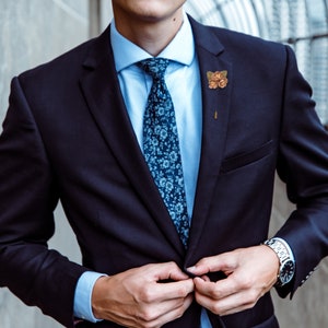 Spilla da bavero in carta riciclata in diversi colori - Accessori eleganti da uomo per abiti e giacche