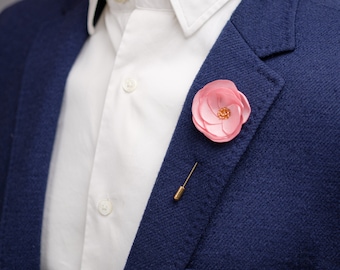 Broche de solapa con flor de tela rosa ceniza: Boutonniere de boda con cuentas