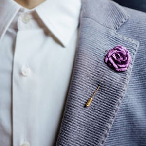 Purple Flower Lapel Pin, Lilac Brooch Pin, Lavender Jacket Lapel Pin for Wedding, Tuxedo Suit Accessories, Violet Rose Stick Pin Boutonniere zdjęcie 1