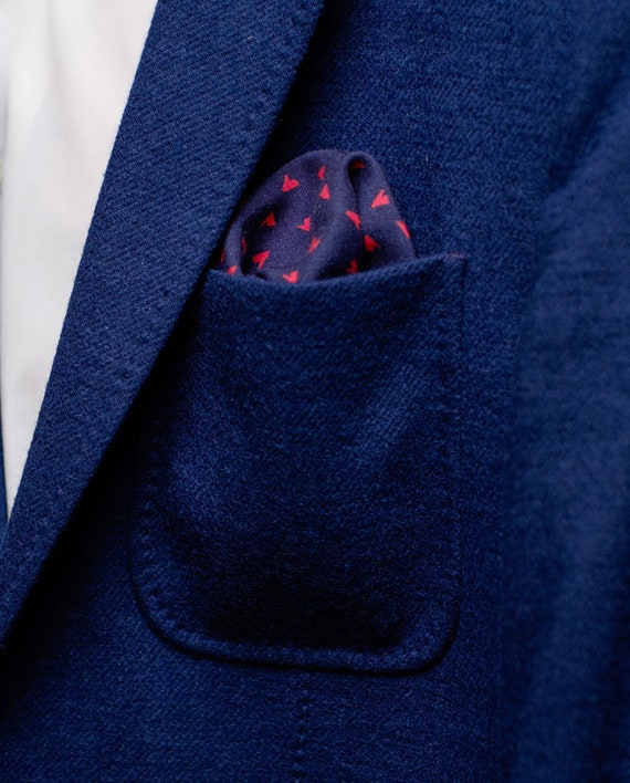 Our Tailor Explains Pocket Square Folds & Mistakes (2022) – Three Buttons