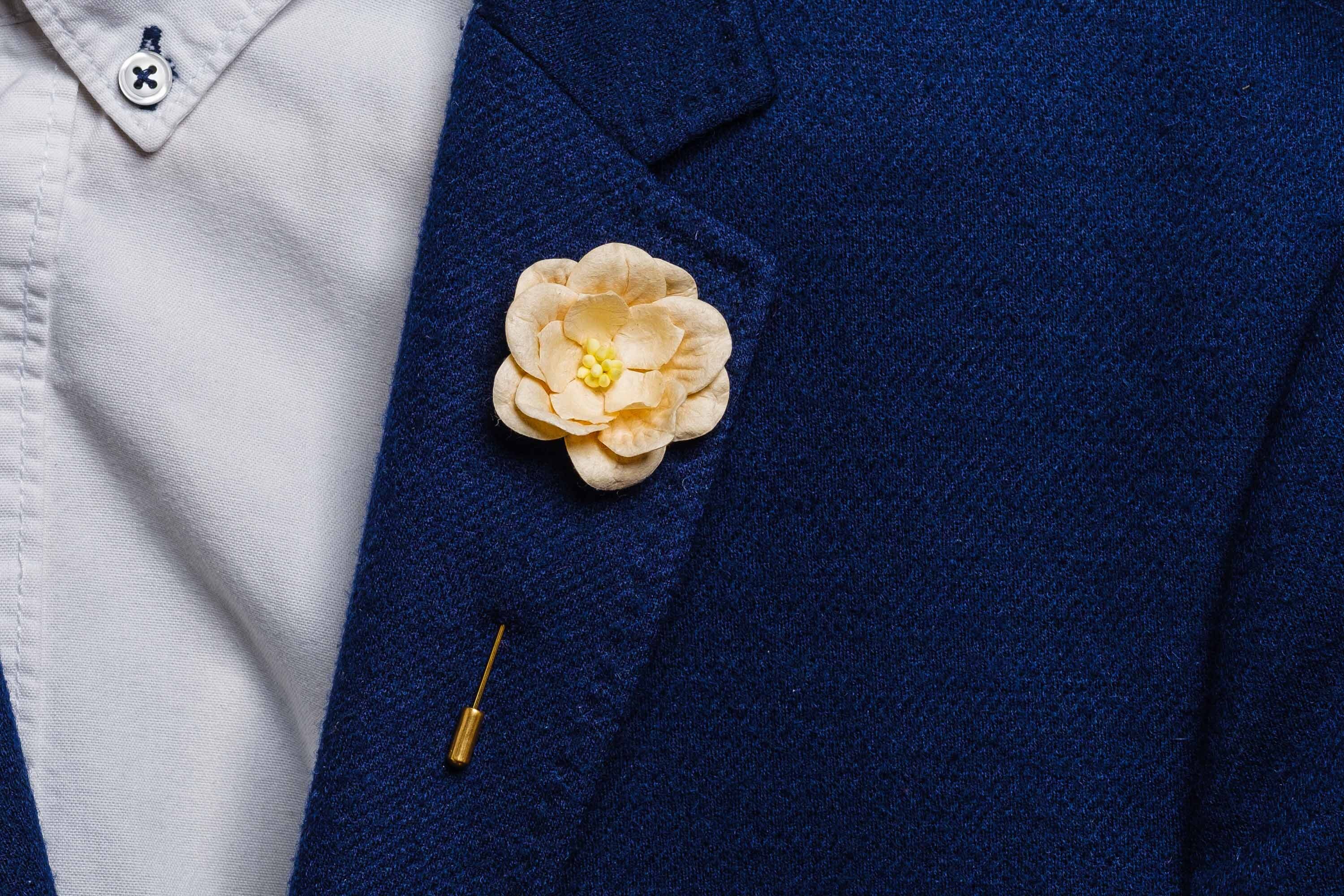 Broche bloem zijde met veertjes goud | Oeteldonk broches en corsages