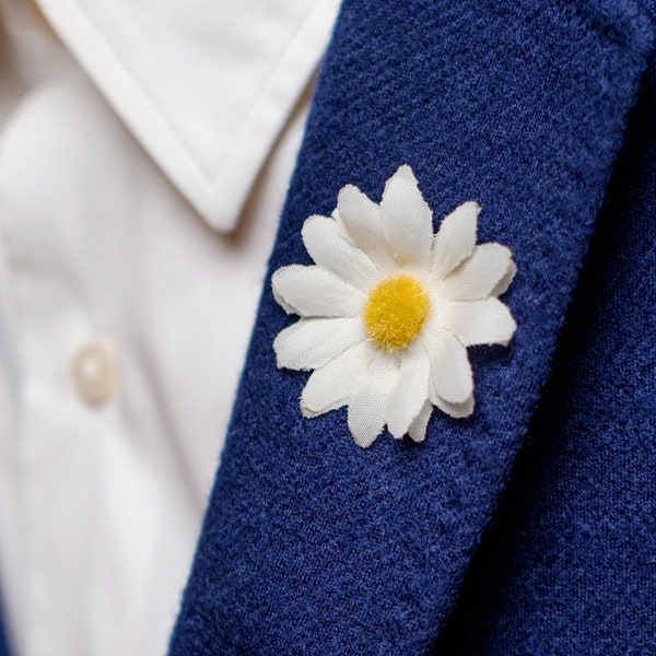 Daisy Boutonniere Pin, Real-Like Brooch for Men, Flower Lapel Pin, White or Blue Daisy Wedding Boutonniere, Men Gift Under 20, Statement Pin
