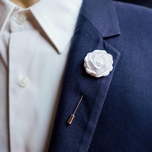 Kwiatowa broszka do klapy męska, biała ślubna butonierka, kopertówka z różową klapą do garnituru, broszka z motywem kwiatowym, mała broszka do smokingu, butonierka dla pana młodego