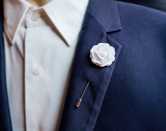 Blommigt slagnål för män, vit bröllopsboutonniere, rosfärgad kostymkuvert, blombrosch, liten smokingnål, brudgumsboutonniere