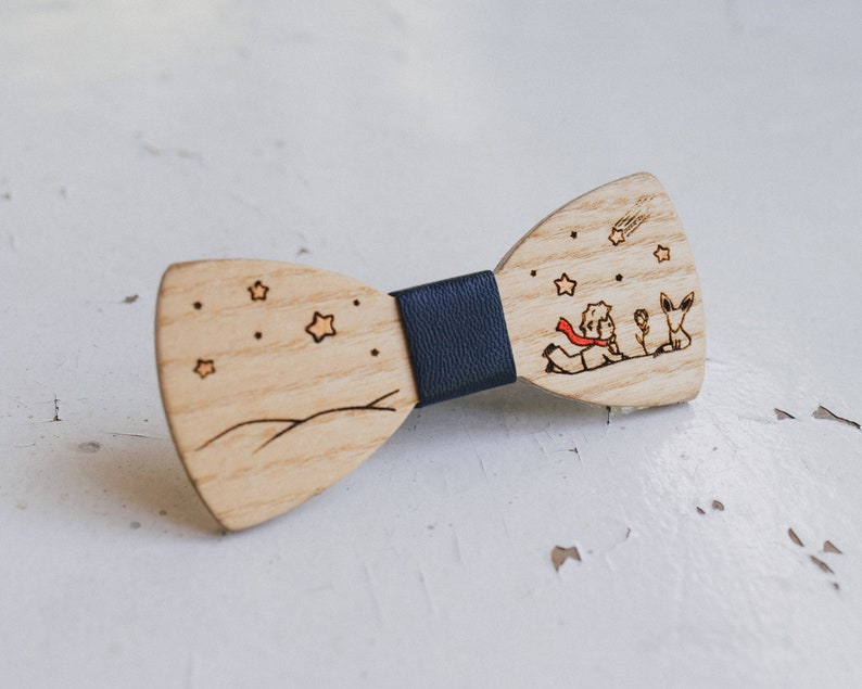 Regalo personalizzato per bambini, papillon in legno ragazzo/ragazza, papillon Piccolo Principe, piccolo regalo per bambini, papillon inciso e dipinto immagine 1