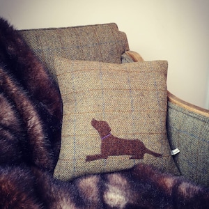 Copricuscino ricamato in Harris Tweed marrone fatto a mano