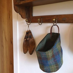 Solution de rangement fabriquée à la main en tweed Harris, panier avec poignée en cuir véritable
