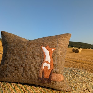 手作りのハリスツイードのキツネの刺繍入りクッションカバー