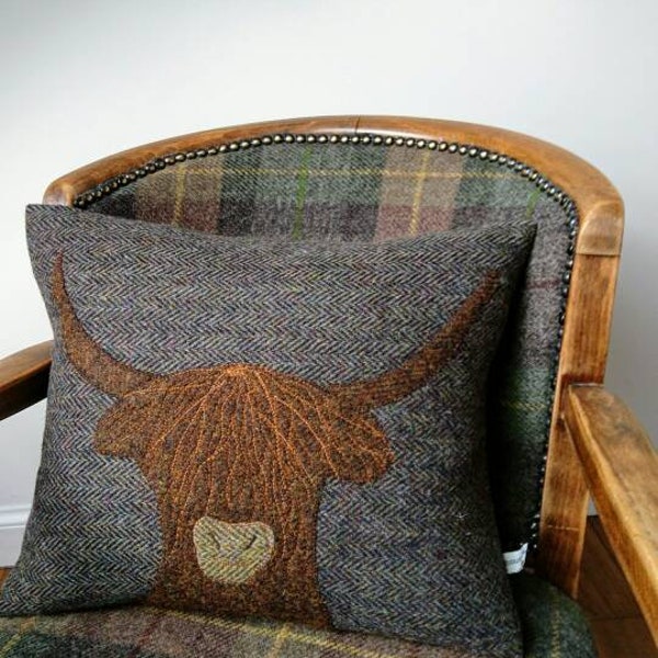 Handgemaakte Harris Tweed Highland Cow geborduurde kussenhoes