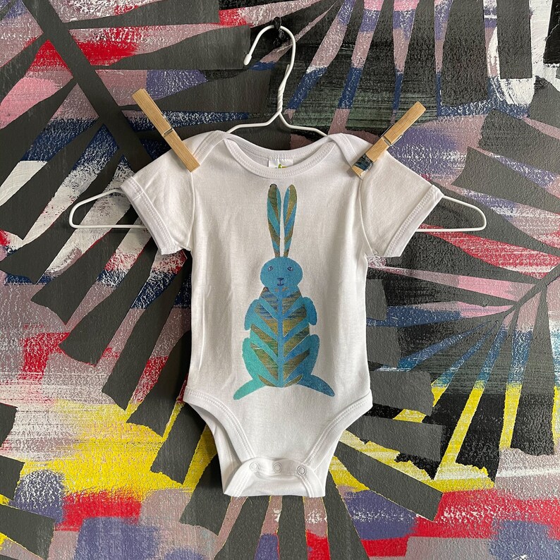 Body pour bébé lapin, cadeau de bébé lapin en coton, lapin de jungle peint à la main unique, cadeau de douche de bébé premier-né, vêtements de bébé neutres en matière de genre image 1