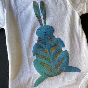 Body pour bébé lapin, cadeau de bébé lapin en coton, lapin de jungle peint à la main unique, cadeau de douche de bébé premier-né, vêtements de bébé neutres en matière de genre image 4