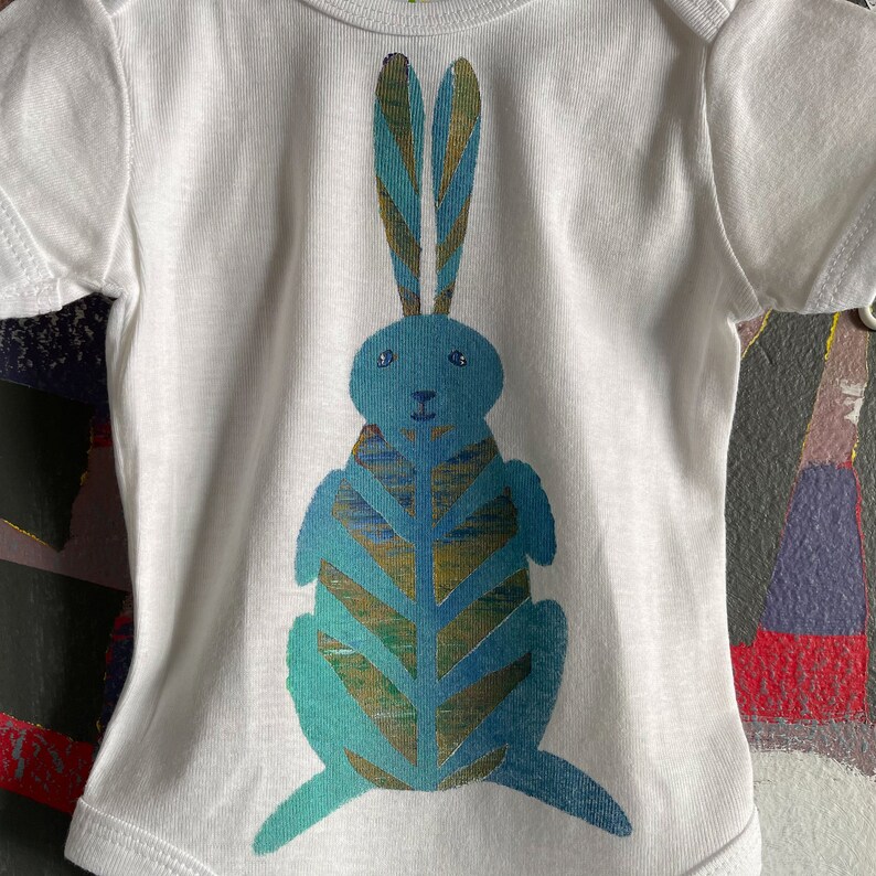 Body pour bébé lapin, cadeau de bébé lapin en coton, lapin de jungle peint à la main unique, cadeau de douche de bébé premier-né, vêtements de bébé neutres en matière de genre image 2