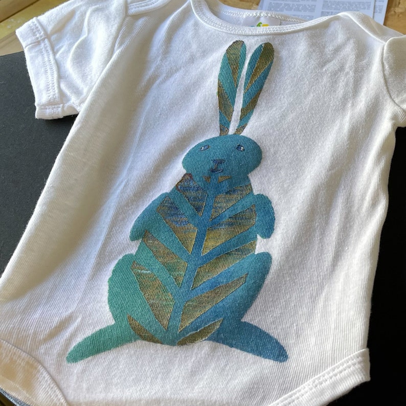 Body pour bébé lapin, cadeau de bébé lapin en coton, lapin de jungle peint à la main unique, cadeau de douche de bébé premier-né, vêtements de bébé neutres en matière de genre image 3