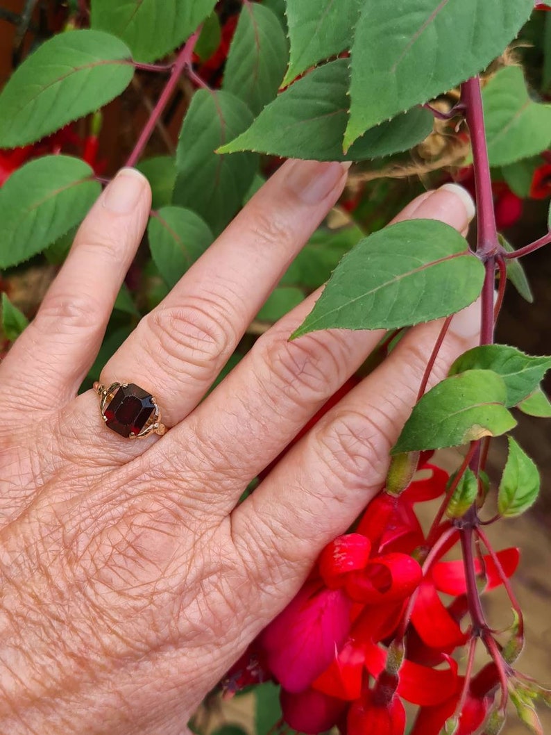 crafted in rose gold Delightful garnet paste ring with floral shoulder detailing