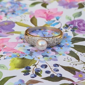 Anello di diamanti incastonati di perle e multi pavé