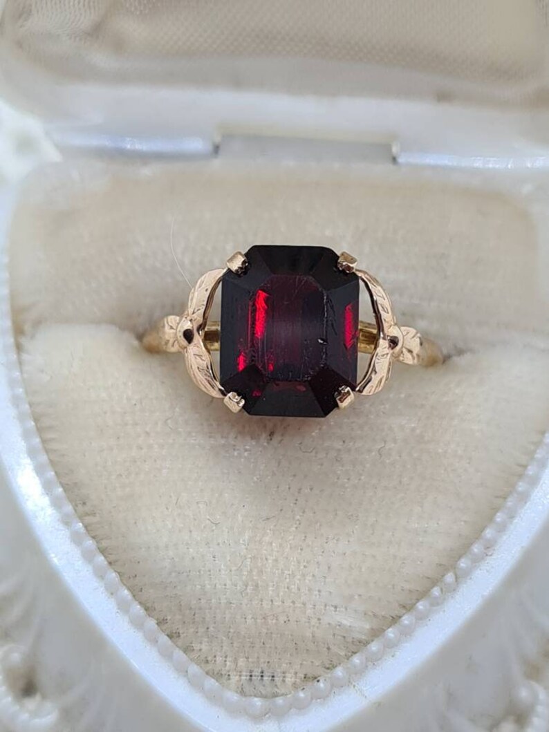 crafted in rose gold Delightful garnet paste ring with floral shoulder detailing