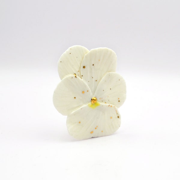 Broche pensée blanche fabriquée à la main en porcelaine avec touches d'or - Bijoux en céramique uniques - Broche florale pour femme - Cadeau artisanal