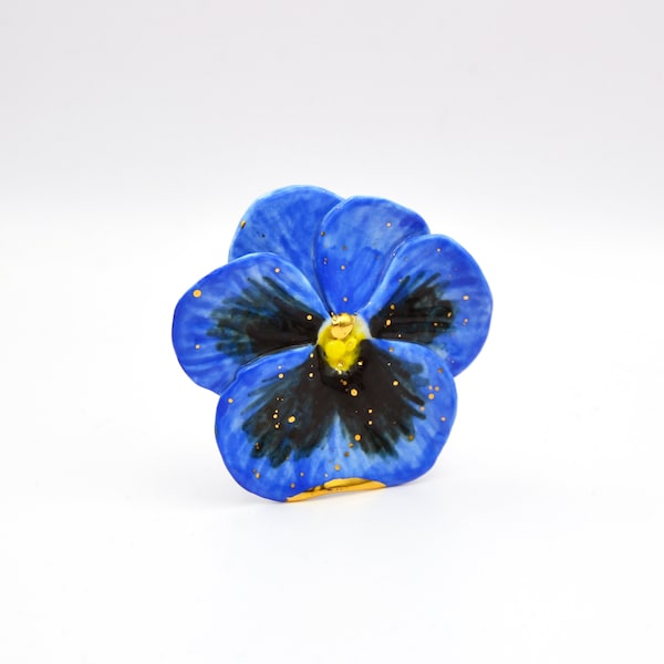 Broche pensée bleue faite main en porcelaine avec détails dorés - Bijoux floraux uniques, cadeau pour elle, accessoires artisanaux, épingle élégante