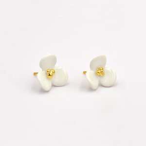 Weiß und Gold elegante kleine Porzellan Blume Ohrringe, Brautschmuck, Ohrstecker, Geschenk für sie, Mix und Match kleine Ohrringe