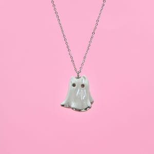 CAT GHOST Porzellan Anhänger KETTE, Platin verzierte Phantom Katze, Kawaii Geist, Halloween Geschenk