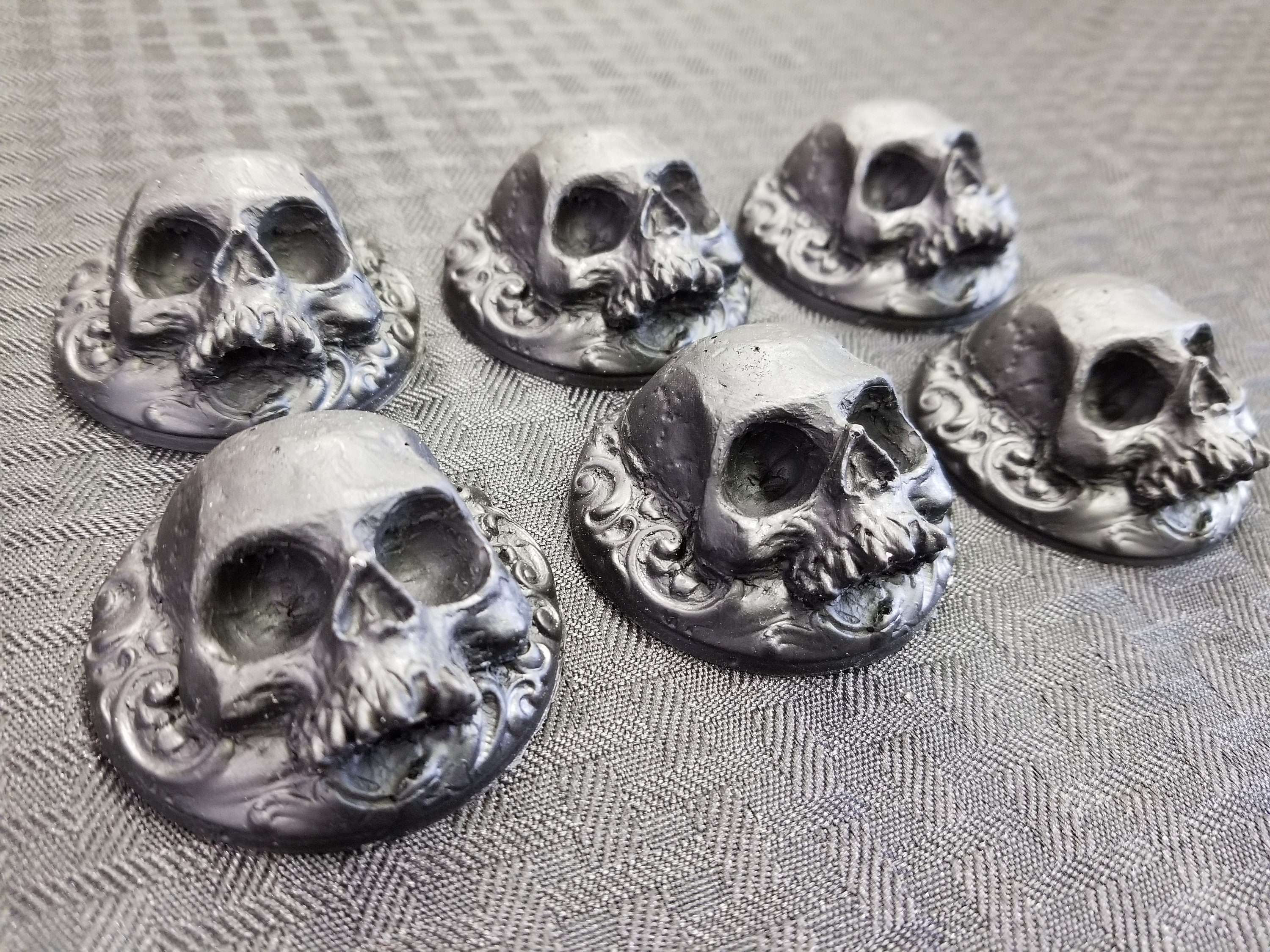 Metal skull emblem - .de