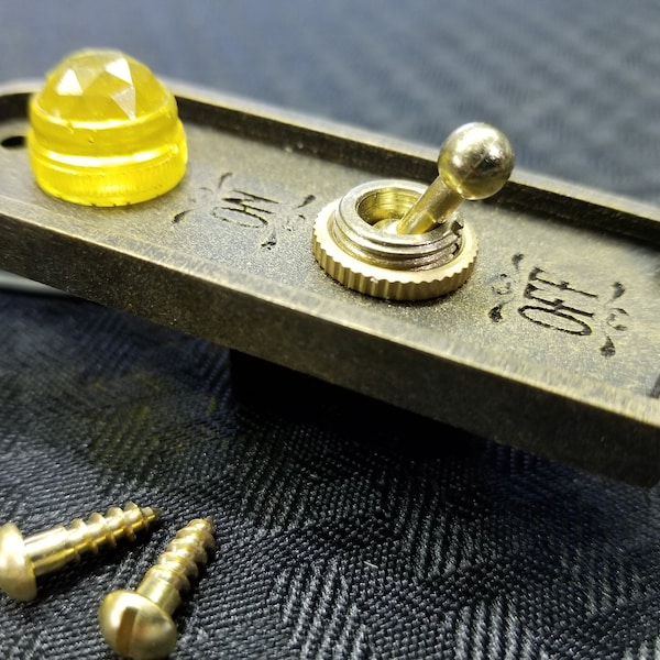 Interrupteur à bascule à bille du tournant du siècle avec plaque de réplique en résine et lumière de bijou - Mad Science Lab Collection (Résine)