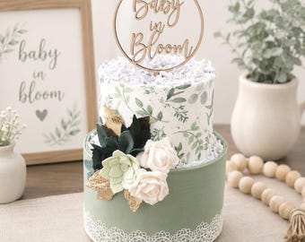 Gâteau de couches « Bébé en fleurs », centre de table floral vert sauge pour baby shower, cadeau mixte
