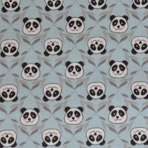 K&ouml;nnte beinhalten: Ein blauer Stoff mit einem sich wiederholenden Muster aus wei&szlig;en Pandab&auml;ren mit schwarzen Augen und Nasen. Die Pandas sind von grauen Bl&auml;ttern umgeben.
