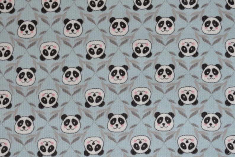 K&ouml;nnte beinhalten: Ein blauer Stoff mit einem sich wiederholenden Muster aus wei&szlig;en Pandab&auml;ren mit schwarzen Augen und Nasen. Die Pandas sind von grauen Bl&auml;ttern umgeben.