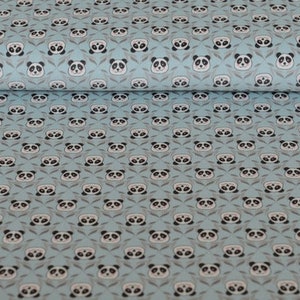 K&ouml;nnte beinhalten: Ein blauer Stoff mit einem sich wiederholenden Muster von Pandab&auml;ren-Gesichtern. Die Pandas sind schwarz und wei&szlig; mit kleinen schwarzen Augen und einer schwarzen Nase.