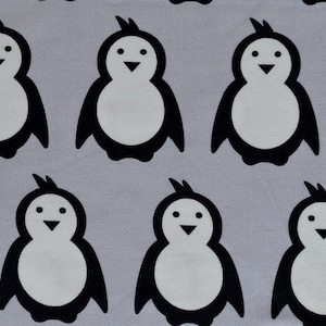 Könnte beinhalten: Ein sich wiederholendes Muster aus schwarzen und weißen Pinguinen auf hellgrauem Hintergrund. Die Pinguine sind nach vorne gerichtet, mit ausgebreiteten Flügeln.