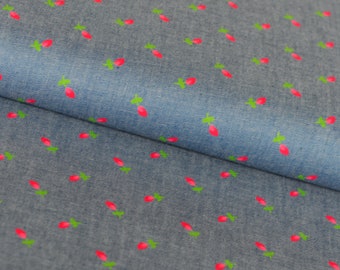 Könnte beinhalten: Blauer Jeansstoff mit einem sich wiederholenden Muster aus kleinen roten und grünen Blumen.