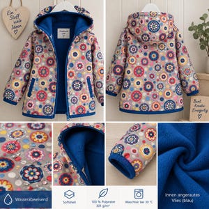 Op de afbeelding: Een jas met capuchon voorzien van een veelkleurig bloemen- en cirkelpatroon op een lichtgrijze achtergrond met een effen blauwe fleecevoering. De jas heeft een ritssluiting aan de voorzijde, lange mouwen met blauwe boorden en een softshell buitenkant.