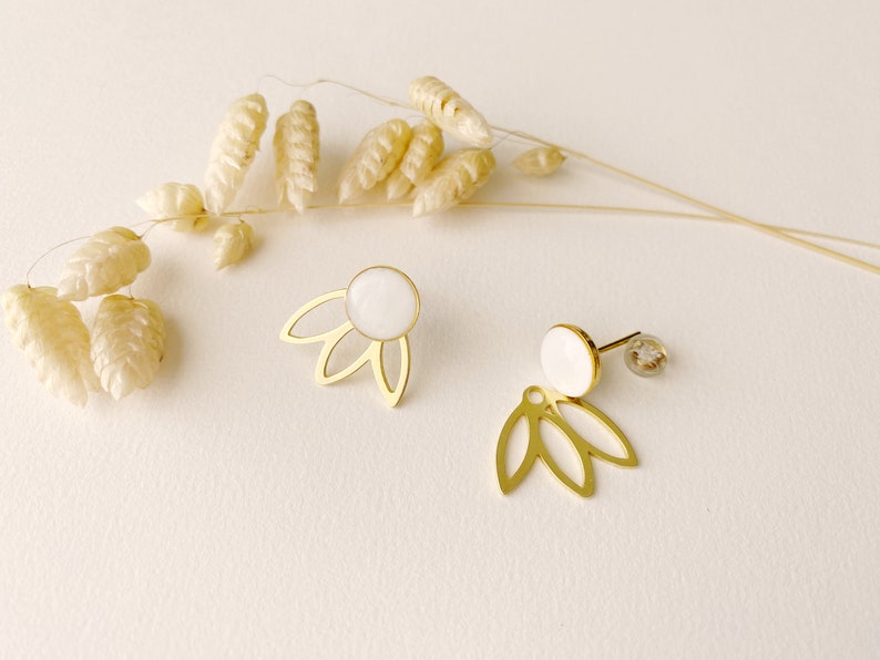 Boucles d'oreilles blanches graphiques 3 en 1, clou puce éventail pétale modifiable , modèle FLEUR, doré à lor fin 24k image 8