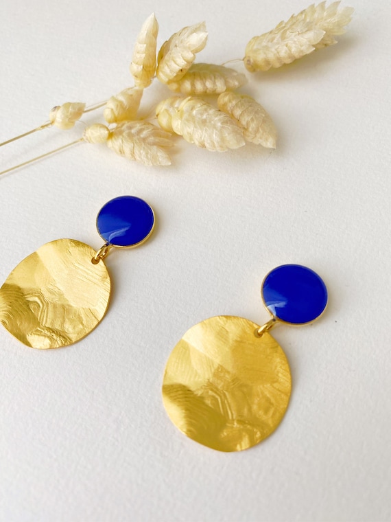 Royal blue lapis lazuli and matte gold hammered dangling and original earring, AMY model, 24K fine gold