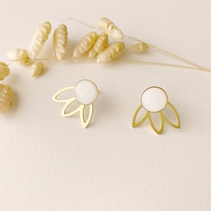 Boucles d'oreilles blanches graphiques 3 en 1, clou puce éventail pétale modifiable , modèle FLEUR, doré à lor fin 24k imagem 1