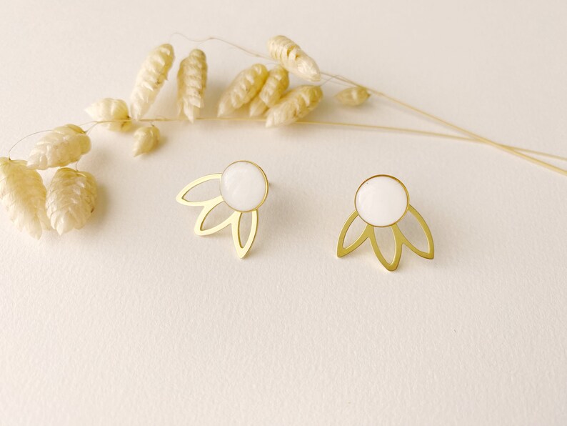 Boucles d'oreilles blanches graphiques 3 en 1, clou puce éventail pétale modifiable , modèle FLEUR, doré à lor fin 24k imagem 1