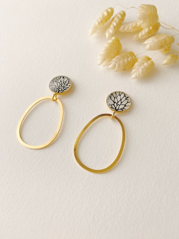 Oval black and white floral earring, ISA model, resin and floral Japanese paper, 24K fine gold hoop