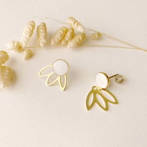 Boucles d'oreilles blanches graphiques 3 en 1, clou puce éventail pétale modifiable , modèle FLEUR, doré à lor fin 24k image 2