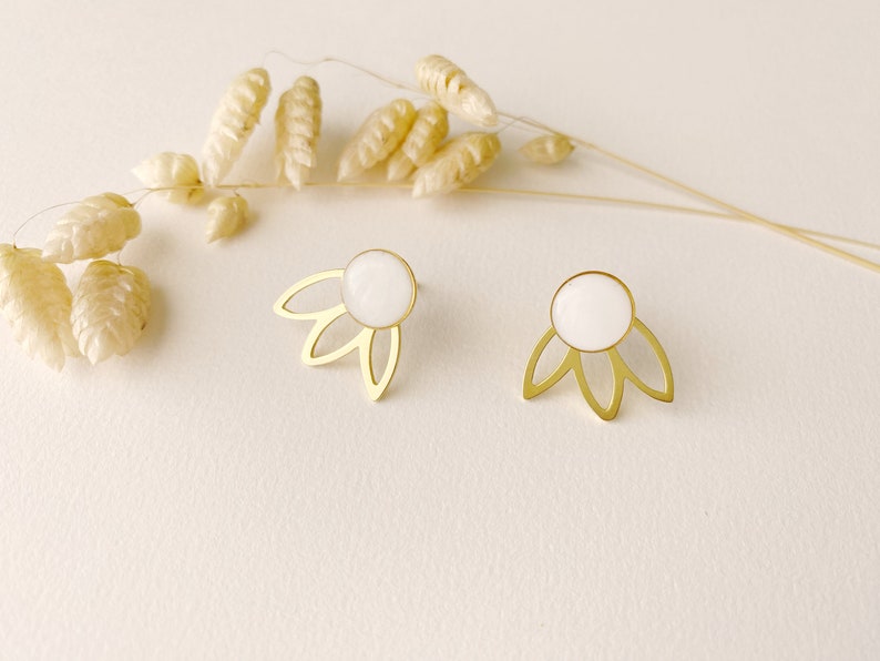 Boucles d'oreilles blanches graphiques 3 en 1, clou puce éventail pétale modifiable , modèle FLEUR, doré à lor fin 24k image 7