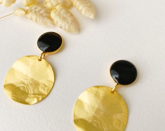 Boucle d'oreille noire et or mat martelée pendante et originale, modèle AMY, or fin 24K