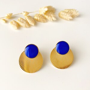 Royal blue lapis lazuli graphic earring, round art deco stud, CELESTE model, stainless steel image 5