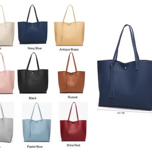 Op de afbeelding: Tien verschillende gekleurde tote bags met een kwast. De tassen zijn gemaakt van imitatieleer en zijn verkrijgbaar in beige, marineblauw, antiek messing, roze, zwart, roestbruin, grijs, pastelblauw en wijnrood.