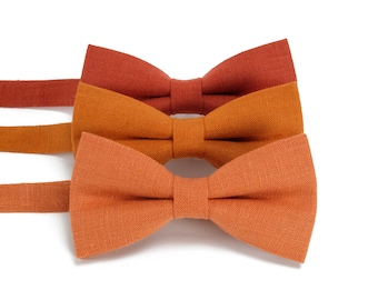 Variation de couleur orange et rouille pour les noeuds papillon en lin avec pochette assortie, cravates, bretelles en tissu de lin naturel