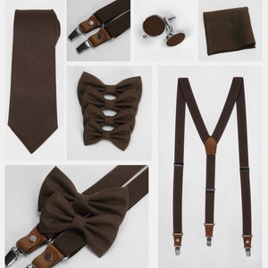 Puede incluir: Un conjunto de pajarita de lino marrón con tirantes, corbata y pañuelo a juego. El conjunto incluye tres pajaritas, un par de tirantes, una corbata y un pañuelo.