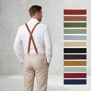 Puede incluir: Un hombre con camisa blanca, pantalones color beige y tirantes de cuero marrón. A la derecha, una carta de colores de tirantes con tonos rojos, verdes, azules y negros.